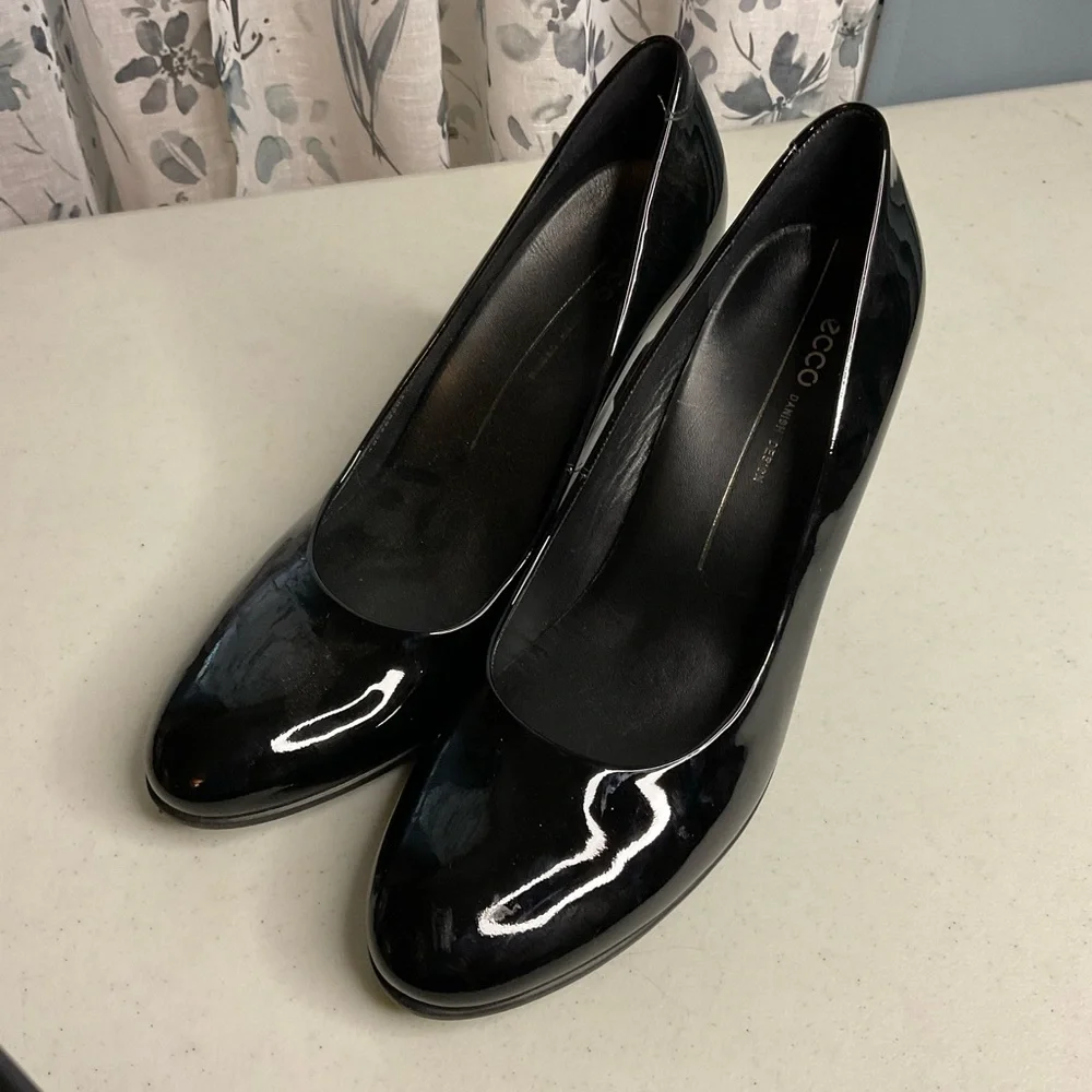 ECCO Black Patent Leather Pumps Size 40 (US 9–9.5) | Danish Design Comfort Heels